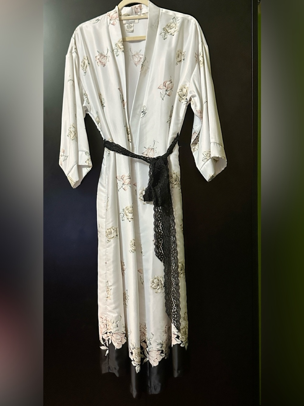 Dentelle Vintage  Floral Satin Kimono Robe with Black Lace Tie - White